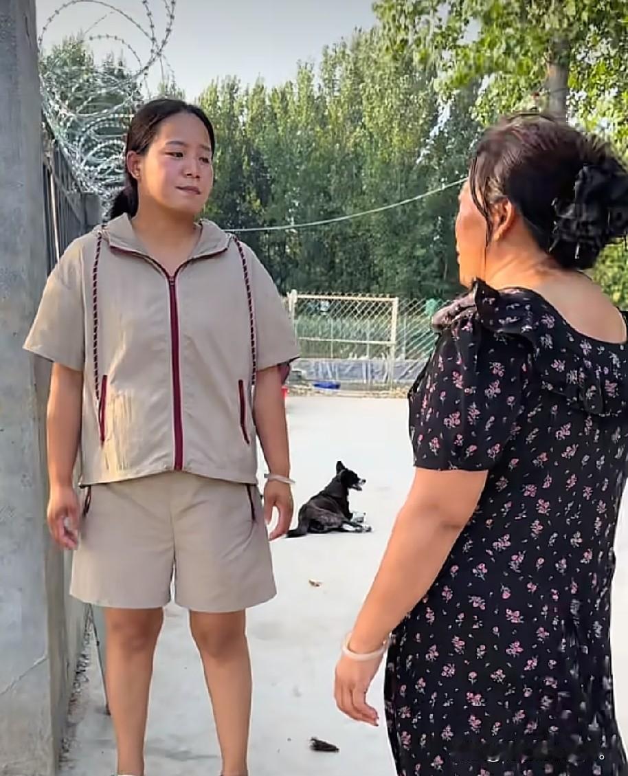 小故事！这李佳的养母，为啥总住在李佳这里？就是小飞叫他丈母娘回家去给