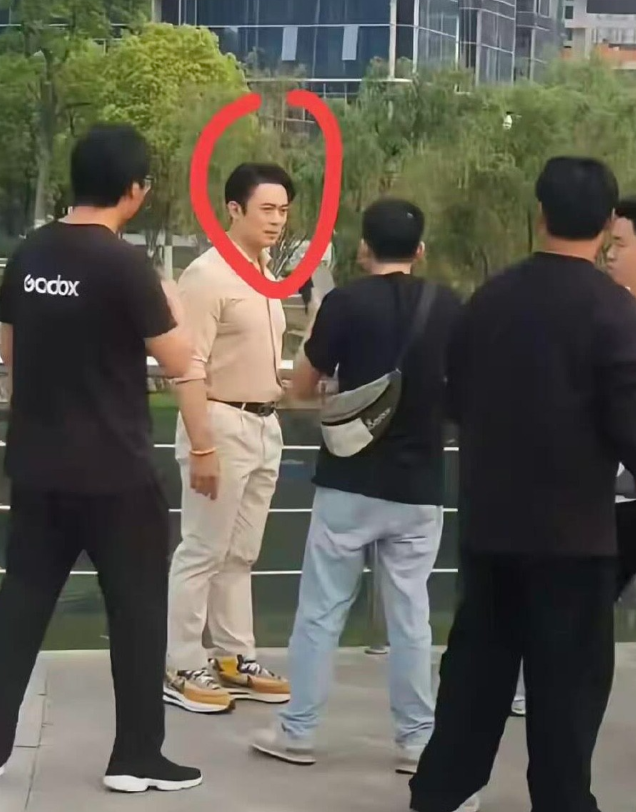 原来电视上看到的挺高的的一个演员，现实中不是那么高挑。他到了中年也难逃发福袋迹象