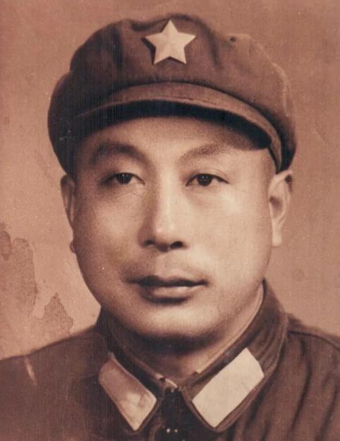 1955年，解放军22吨重的鱼雷艇出现故障，返航途中遇到了敌人排水量1030吨的