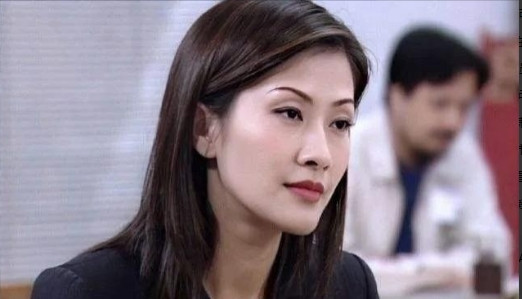 2001年，陈慧珊为了抱紧梁锦松的大腿，主动抛弃了自己的丈夫，不曾想，梁锦松却因
