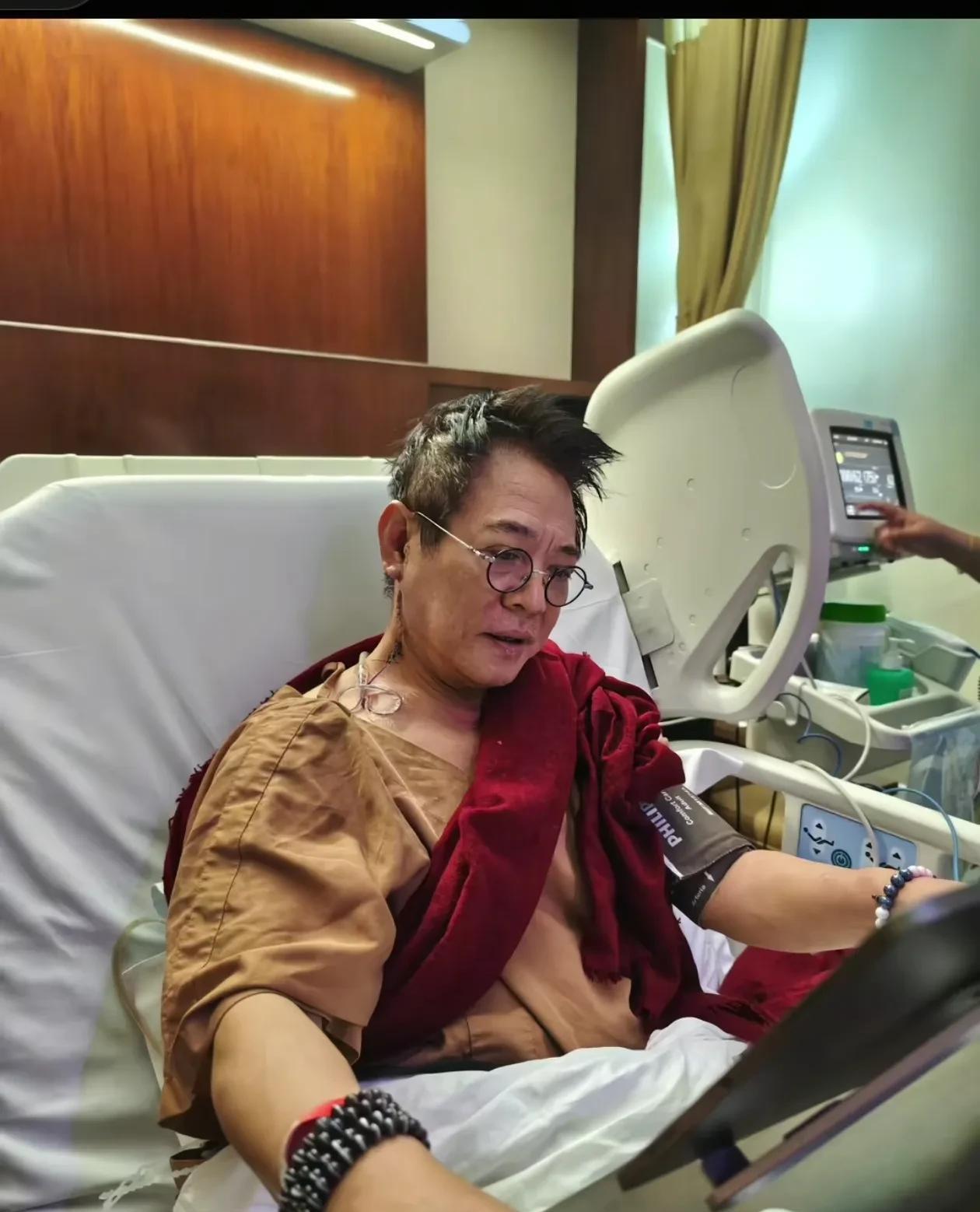 发现没？李连杰越来越有点让人捉摸不透按理来说他是武打明星，身体底子应该比普通