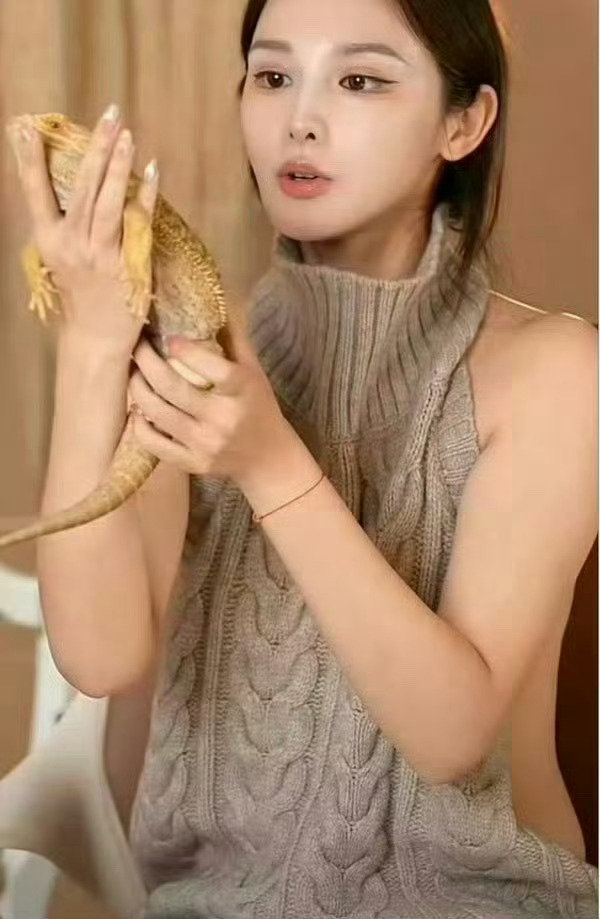 彭小苒直播穿搭据说这是情趣衣服？这也太敢穿了吧​