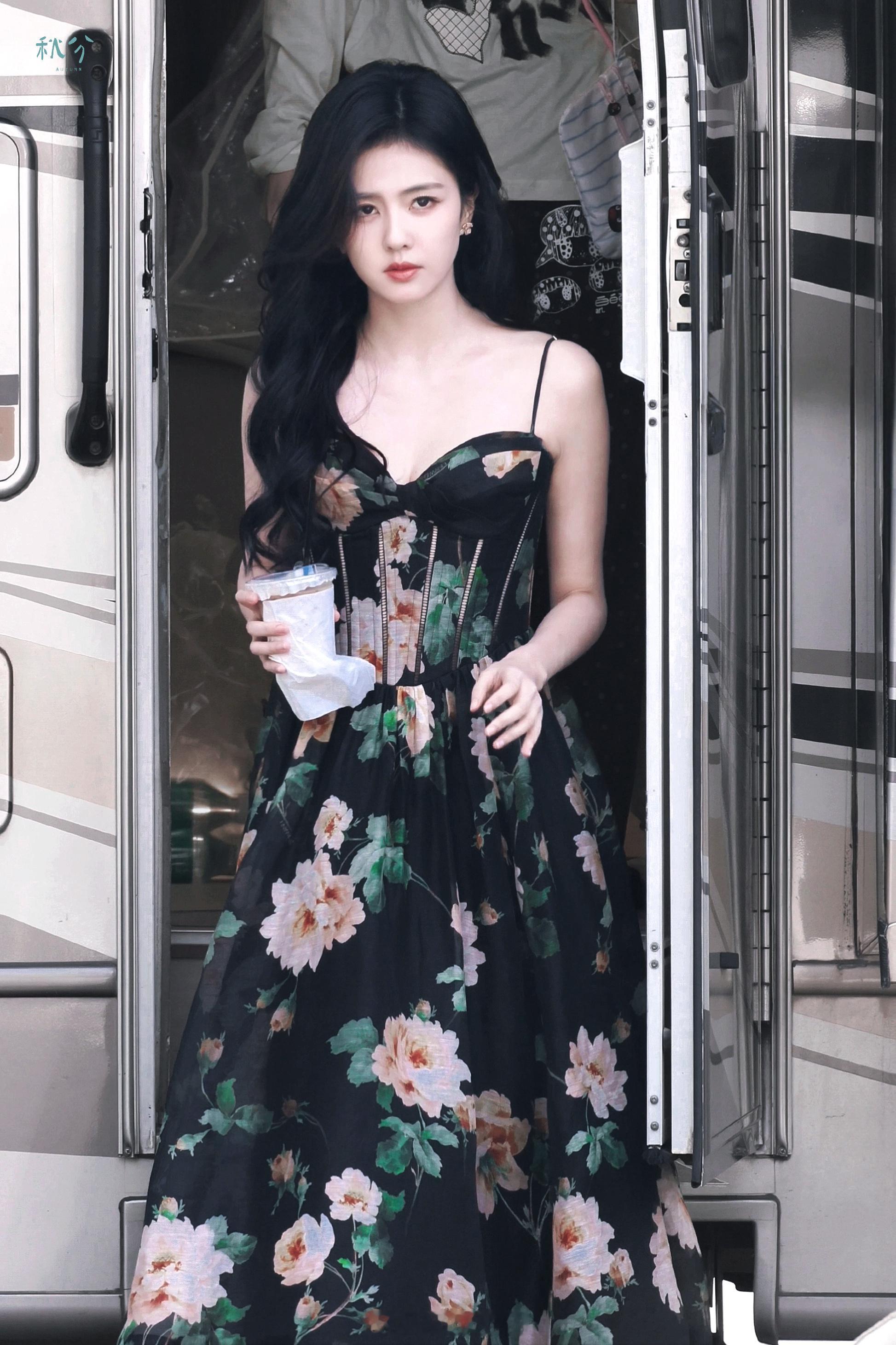白鹿开到荼蘼大结局路透～白鹿王韵娜大波浪碎花裙造型好美！​​​