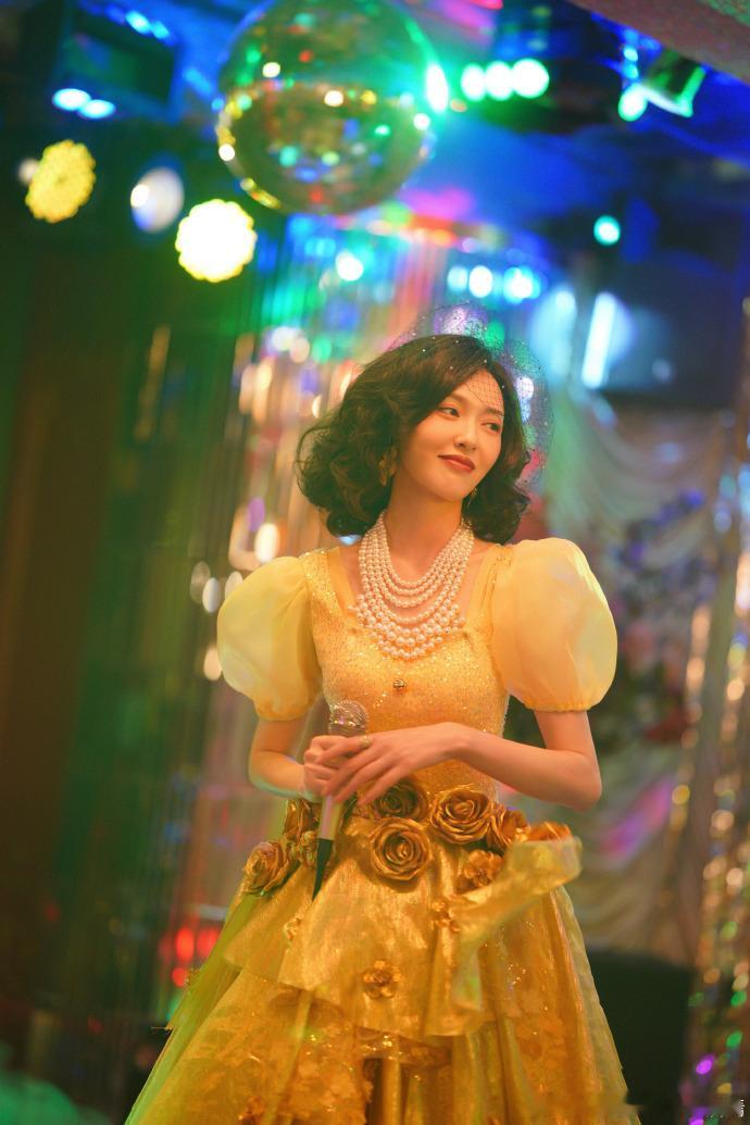唐嫣黄玫瑰珍珠裙唐嫣晒曲梦剧照曲梦复古造型韵味拉满！明黄色洋装配珍珠项链，堪称