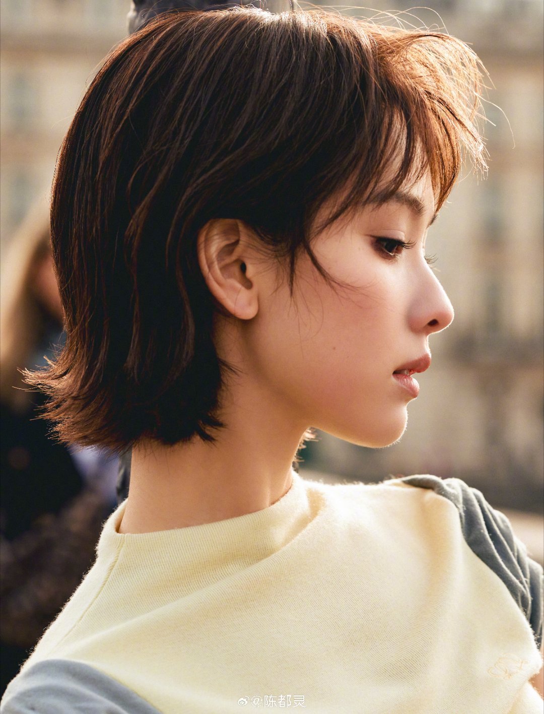 陈都灵算姐姐没用钢琴前她是穿白裙的温柔姐姐，弹琴时岁月静好；机场里被粉丝问住