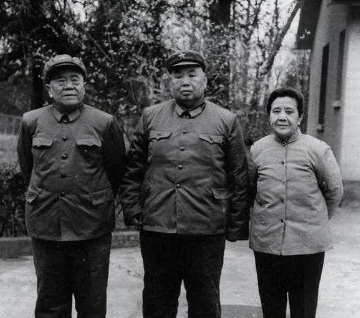 许世友病逝后，向守志坚持不愿在悼文署名，聂凤智当场怒斥质问：你到底是对谁有意见？