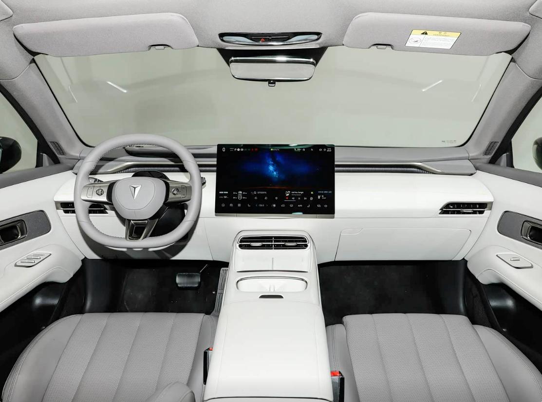 今天晚些时候，深蓝汽车第二款轿车，深蓝L06上市。预售价，13.99万起。