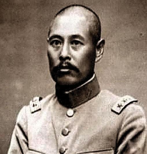 吴佩孚性情孤高狷介，眼界极高，寻常人物很难入他的法眼。曹锟是他早年的顶头上司，布