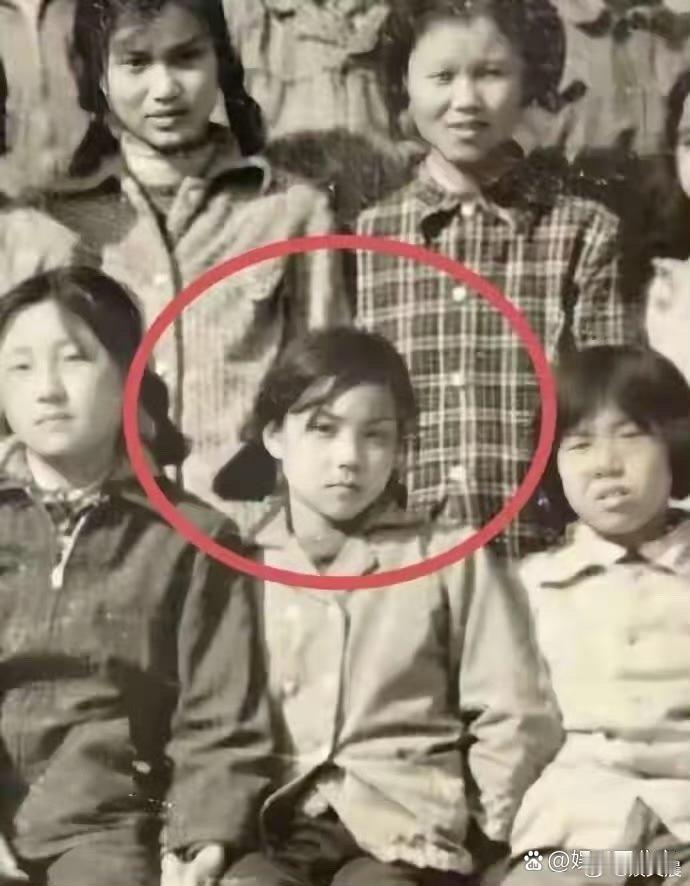 王菲打小就自带脱俗气质，看这张小学毕业照便一目了然。