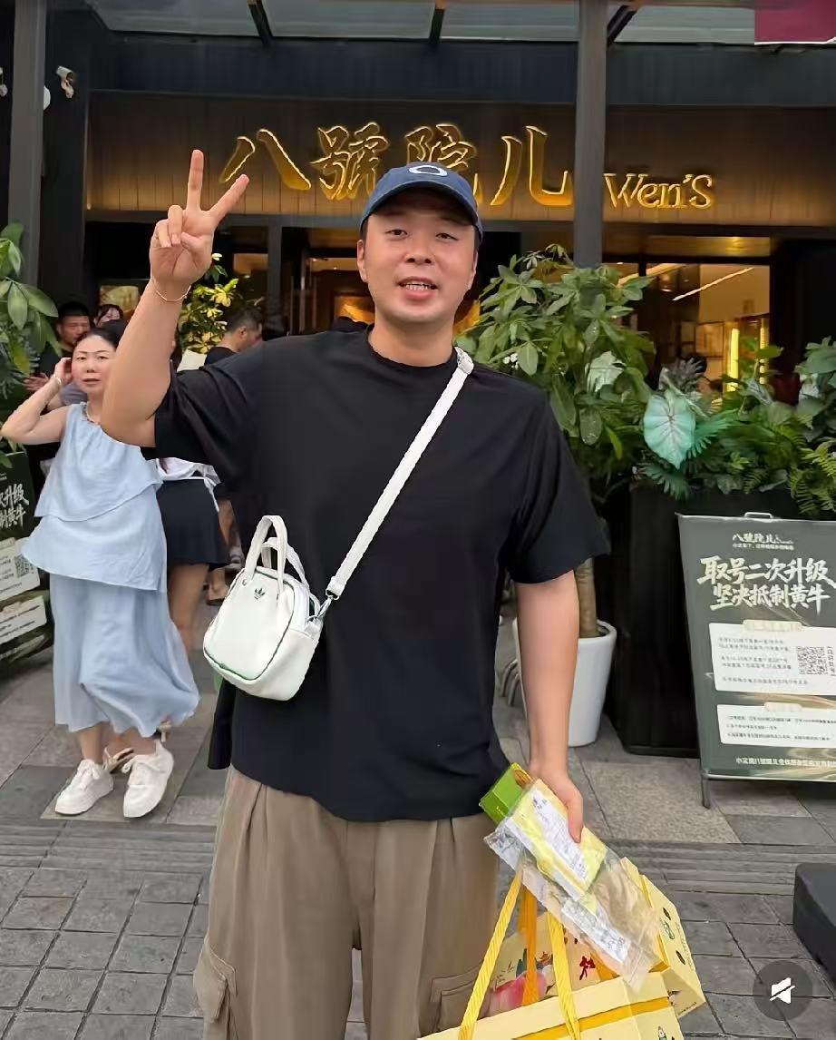 杜海涛真够哥们的！炎热的七月尾，杜海东特意赶去上海文章的店打卡，还把文章店里