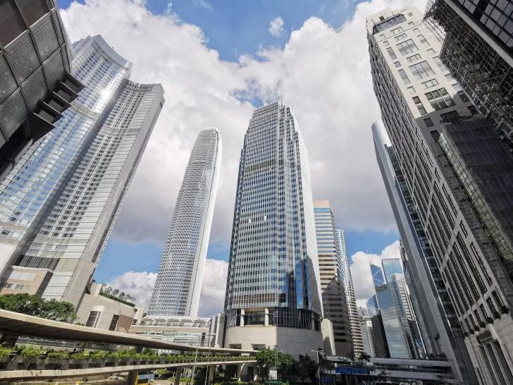 全球财经圈最近全围着美联储加息吵翻了天，有人盼着降息松口气，有人喊着还要猛加控通
