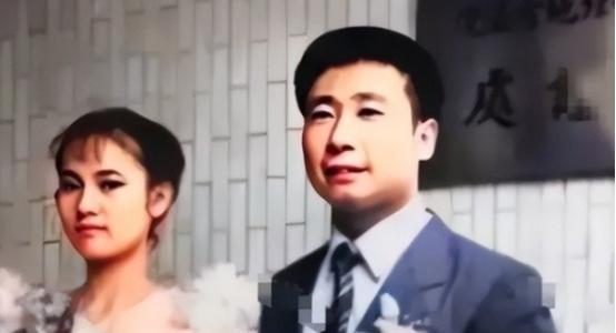 1983年，曾叛逃到台湾的飞行员王学成结婚了，在婚礼上，王学成笑得满脸灿烂，开心