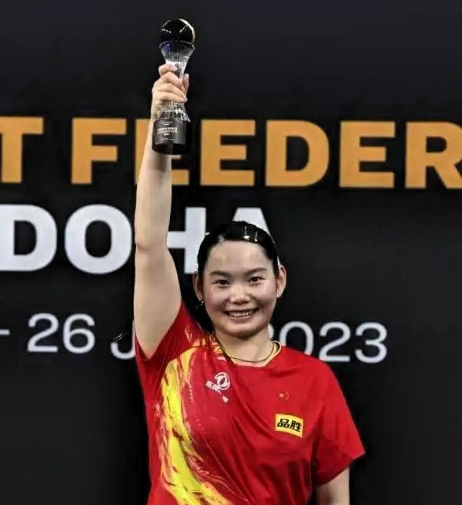 甘当绿叶！莎莎的闺蜜28岁的何卓佳最近发文：她不退役，她要陪伴在莎莎身边，给她当