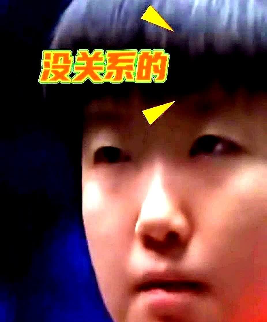 摔球那一下，全网都在等她道歉。可镜头里，她先找地板的裂缝。去年摔