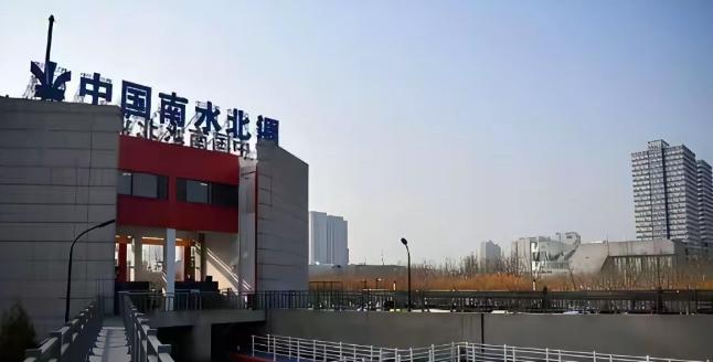 一位德国工程师曾发出一个极其尖锐的疑问：中国难道不知道南水北调的弊端？有位德
