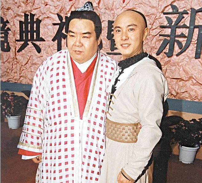 1993年，郑则仕公司破产，欠下8000w外债，走投无路之际，他求助张卫健，然而