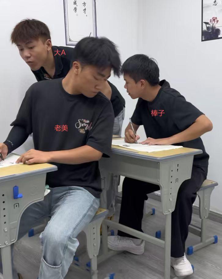 哈哈哈哈哈这三个人为什么长这么像
