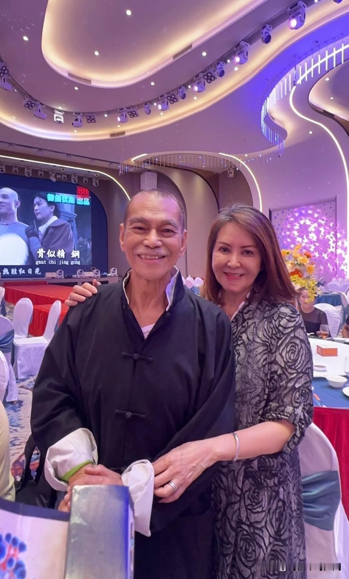 这是陈观泰与第四任夫人汤谨如出席晚宴的一张合影。陈观泰前三任离婚妻子分别是，第一