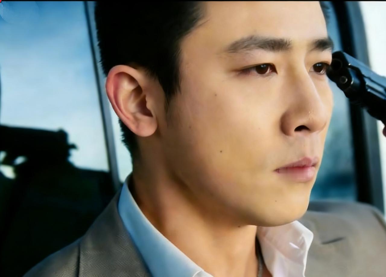 他握着枪，却把最后一颗子弹留给了自己。警方包围圈已经收紧。丁小帅没有看窗外闪