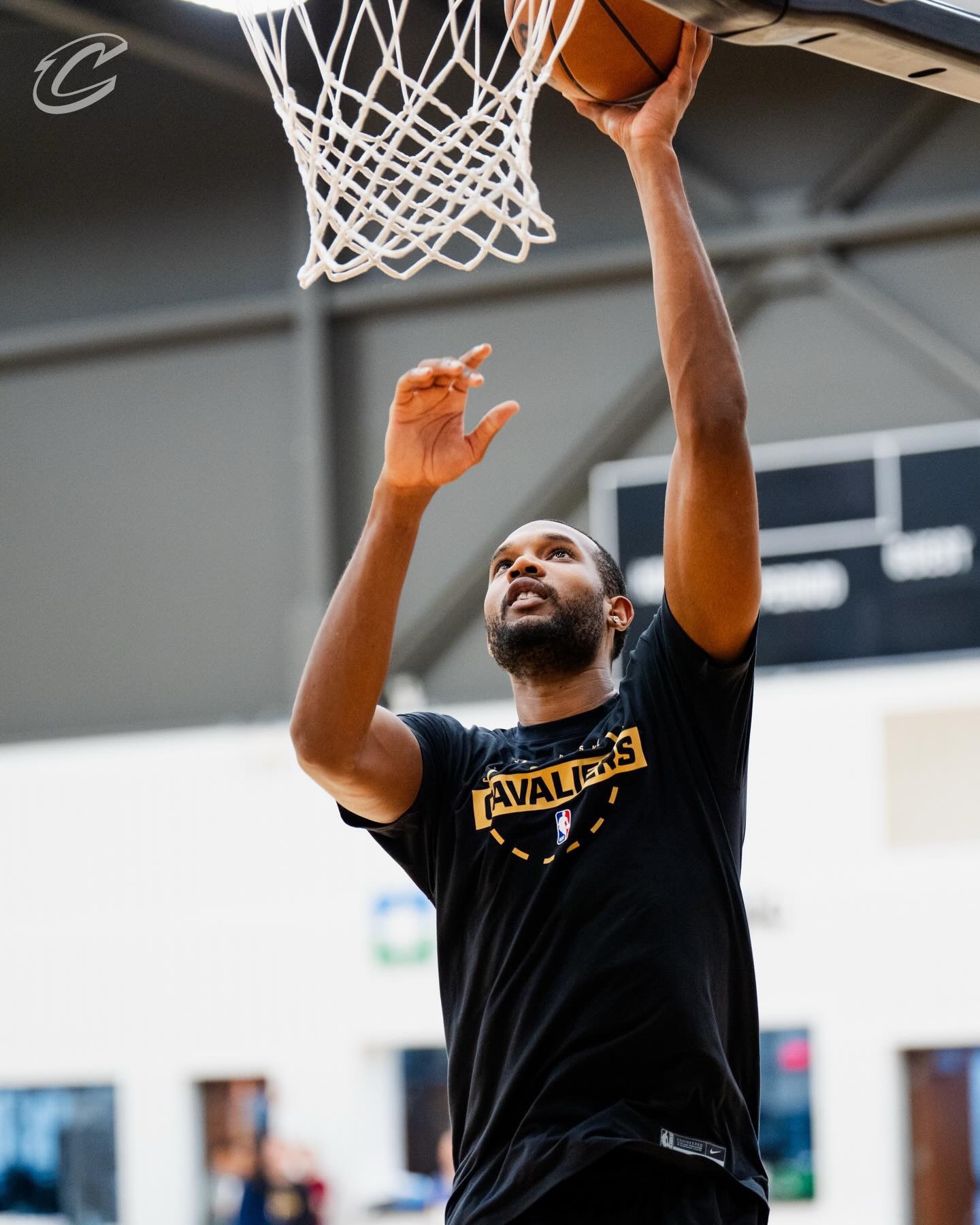 莫布利谈到哈登：“他非常自信，基本不会慌乱，总是按自己的节奏打球。所以，如果遇到