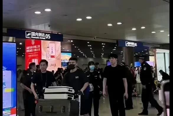 牛妈妈真得好贴心！网友口中的牛妈妈就是大头的陪练和好兄弟牛冠凯。昨天下午落地北京