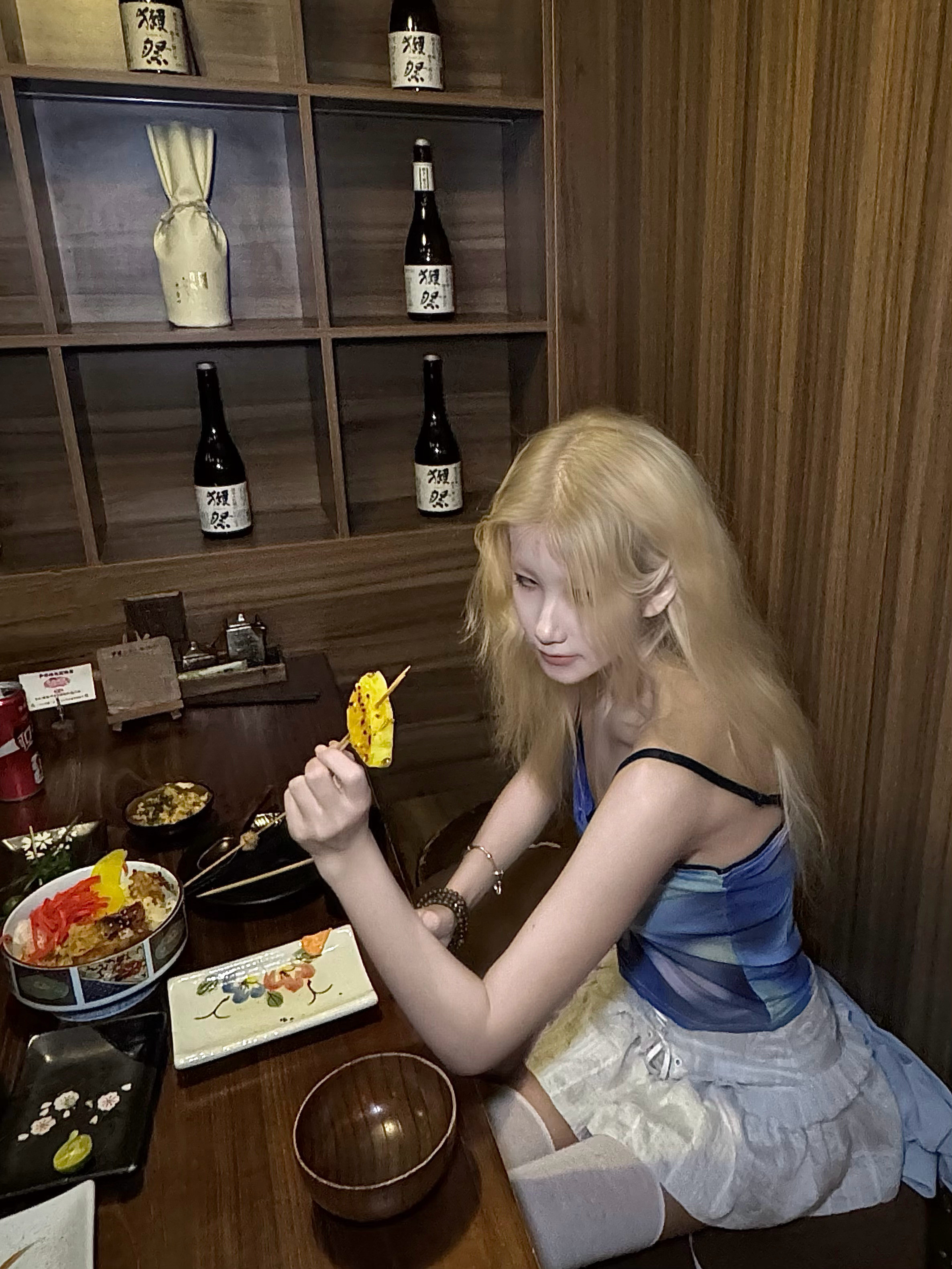 在夜店酒吧夜宵食堂之类的场所站在老板姐老板妹身后或者自己solo身边男的比较