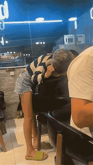 大庭广众之下，一个女的疯狂的亲吻男的，看样子，这女的还很年轻，男人都