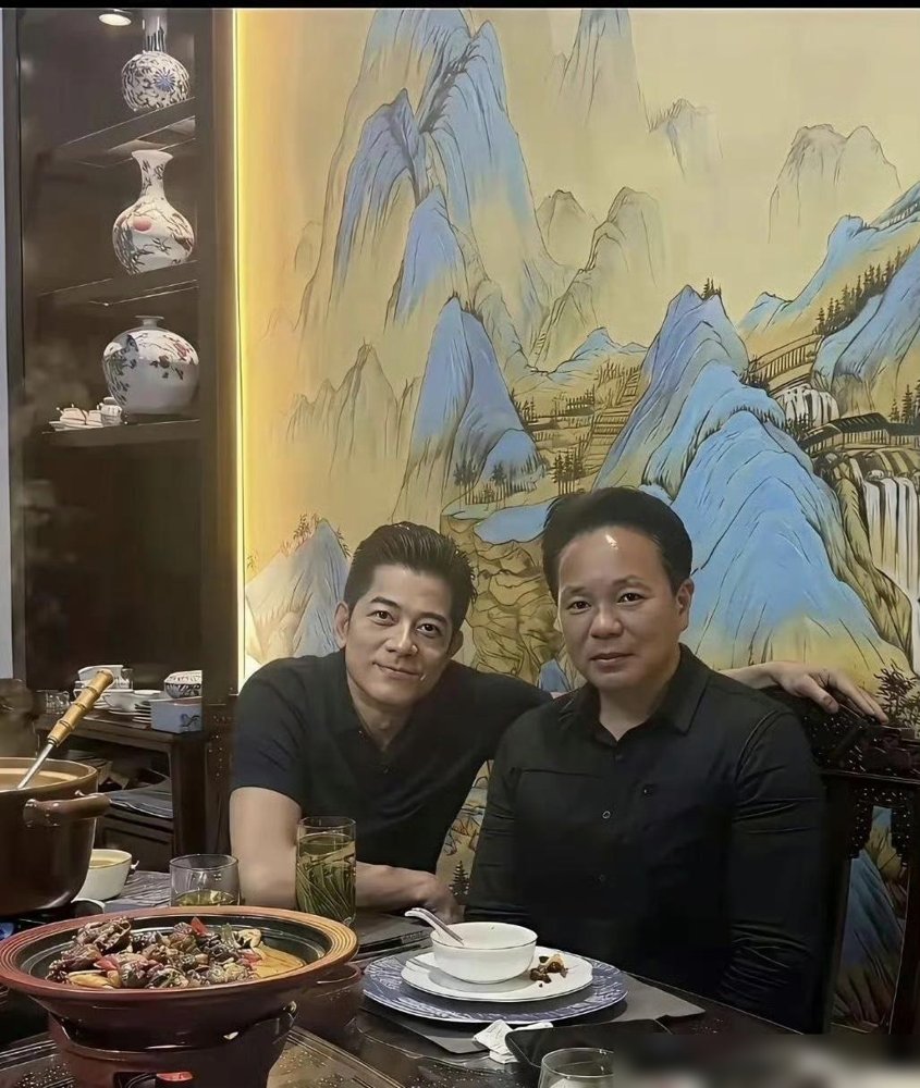 郭富城陪方媛回娘家，不住酒店，不住岳父家，偏偏住舅舅家。一开始都以为是方媛家条件一般，住不开。结果扒