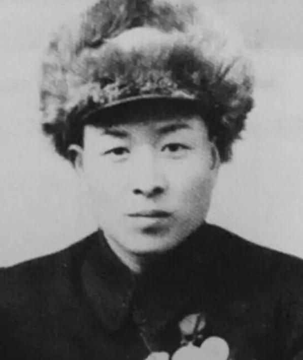 1941年八路军战士郑希和执行任务返程，半路撞上8名带枪日军正撵着一个抱娃的乡下