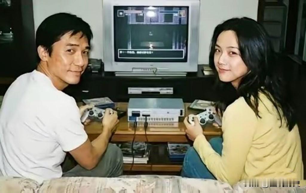 色·戒你看过么？这是2007年色·戒开拍期间，两位影视演员的一张珍贵合影，