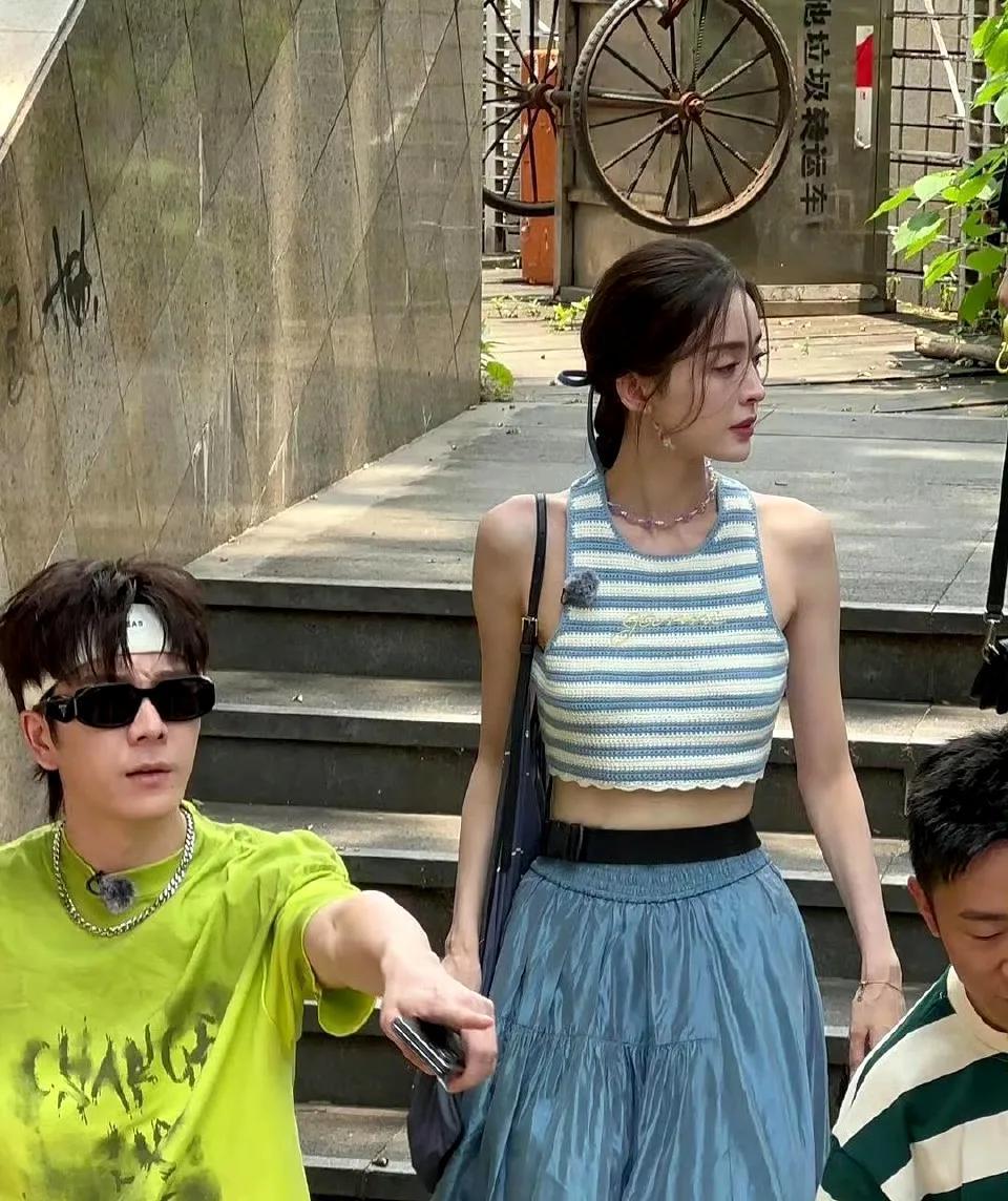 现实中的古力娜扎也太太太瘦了吧。之前就知道古力娜扎非常瘦，没想到居然这么瘦，