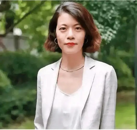 2020年，39岁的复旦女神陈果上节目。撒贝宁问她：“你担心自己嫁不出去吗？”面