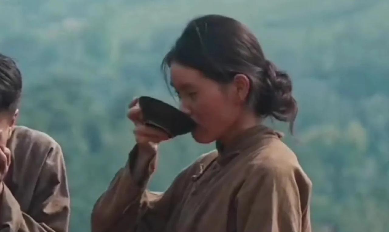 对不起，看到《生万物》里这女演员喝水的镜头，实在没忍住笑——是有多嫌弃这水啊，明