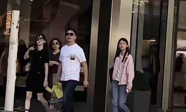 刘强东浪漫氛围感拉满！国外和妻子约会，章泽天穿针织衫少女感十足​​​