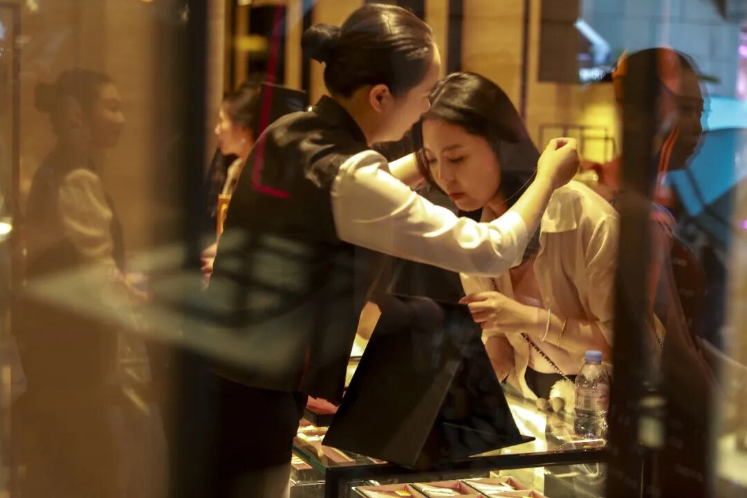 金价惊魂50天! 从1700元疯抢到1500元割肉: 有人赚60万离场, 有人倒欠5万