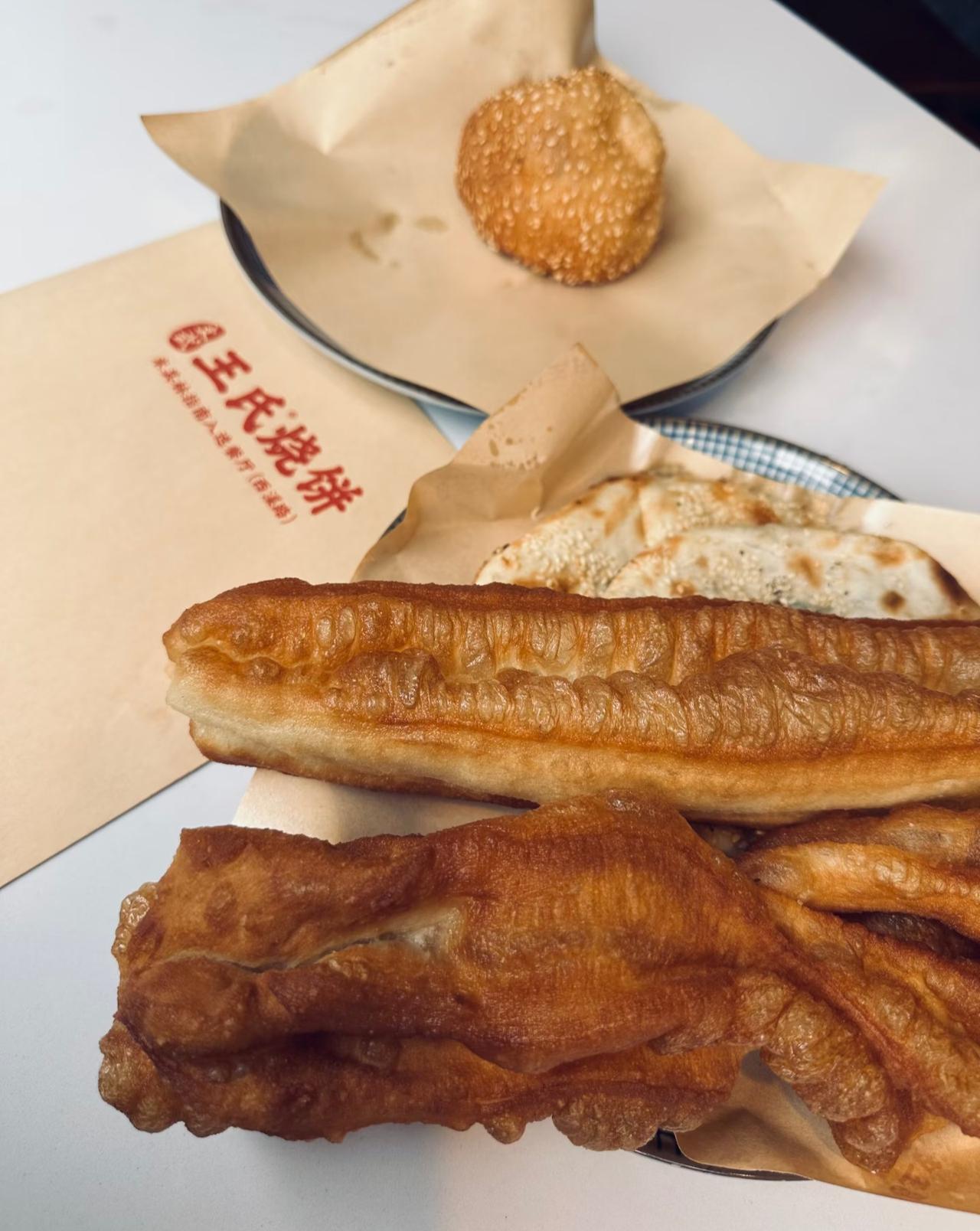 米其林推荐餐厅也就那样吧！趁着调休去了入选米其林餐厅的王氏烧饼，一大早就开车