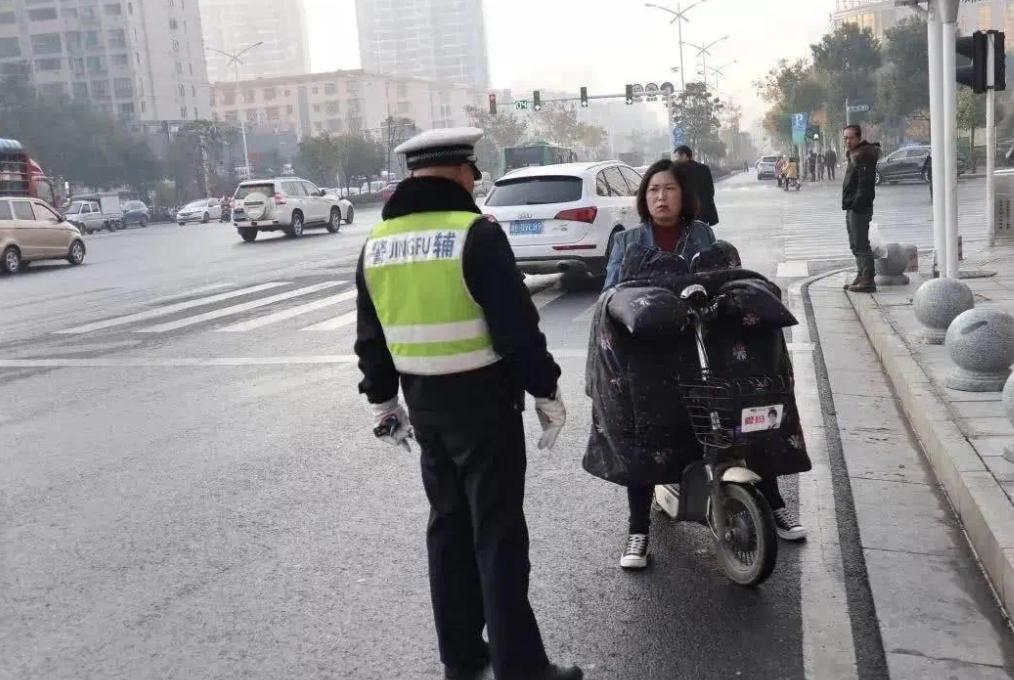 骑电动车遇到逆行还不让道的，你会怎么办？拿西安来讲，电动车是很多人通勤的必备