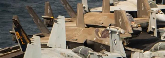 好家伙，F-35C这是用上了“铁锈风”涂装？图为美国海军卡尔文森号航空母舰搭载