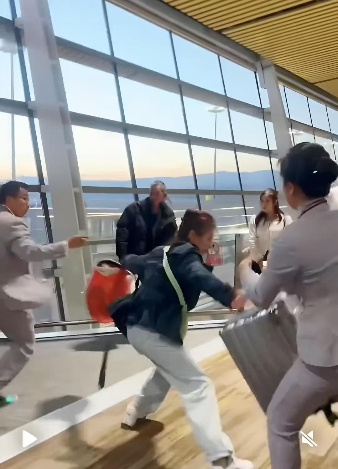 昆明机场大闹候机厅的一家5口，最惨的是两个孩子。全程惊恐地看着长辈撒泼耍赖