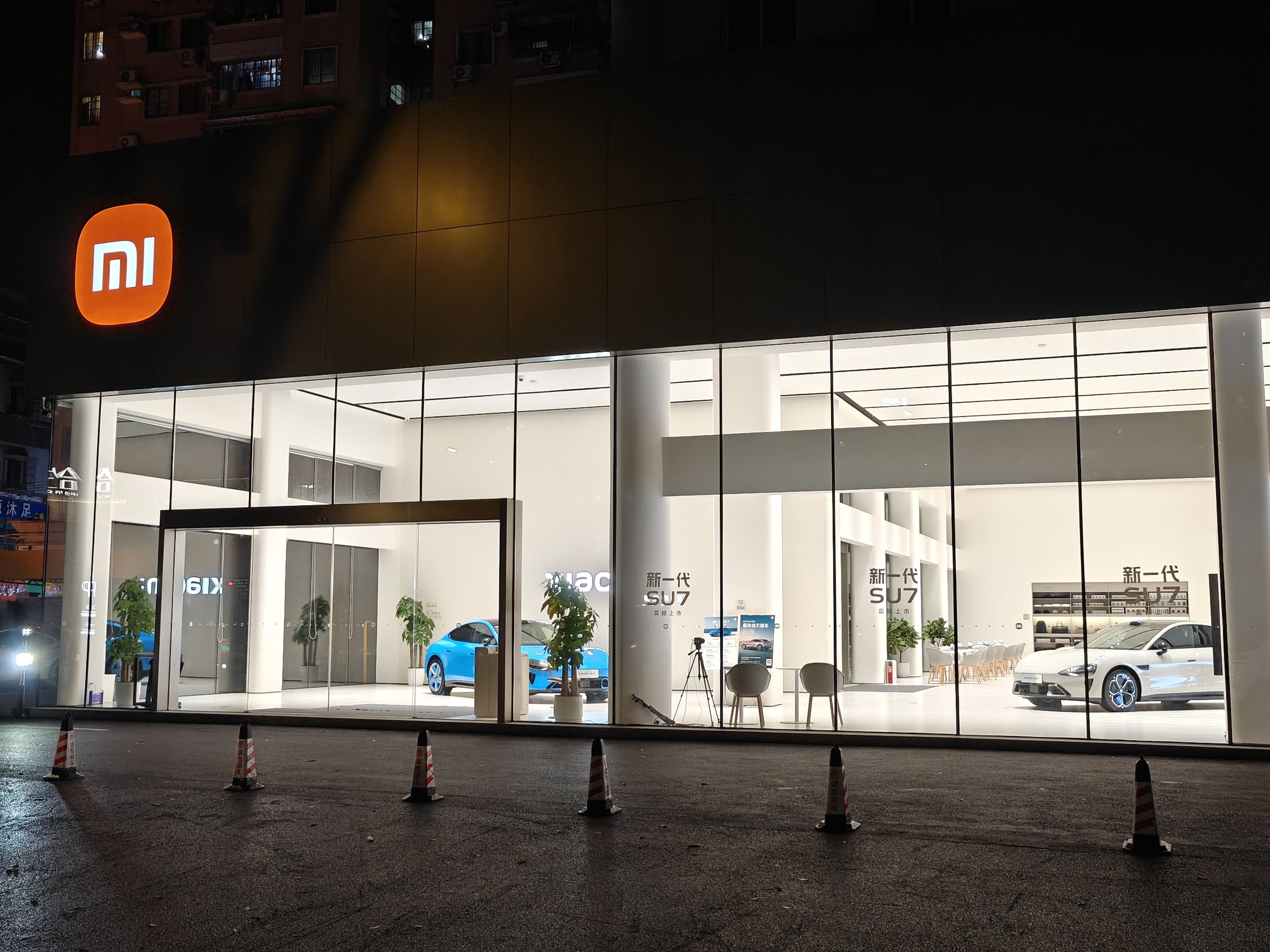 晚上九点的小米汽车门店还灯火通明隔壁的benz好像早就下班了