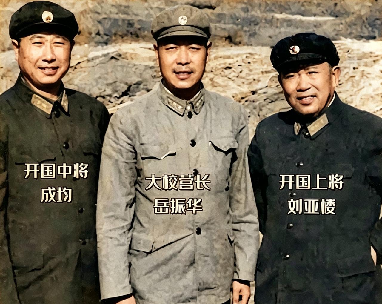 一张珍贵的军史老照片，拍摄于1963年江西上饶。左为开国中将、空军副司令员成钧