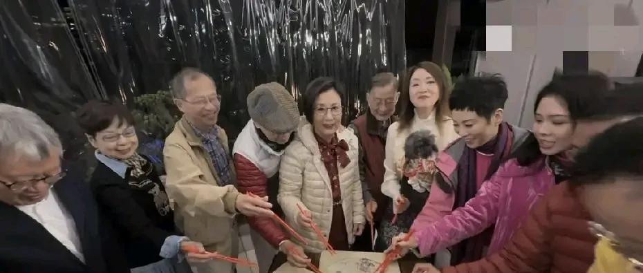 你发现没？一线女星大年初二待客，桌上摆的是一次性碗筷。豪宅、保姆、水晶灯，偏