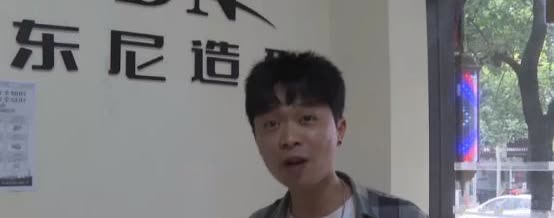 重庆，一男子开理发店7年，不料却收到了法院的传票，是英国一家公司将男子给起诉了，