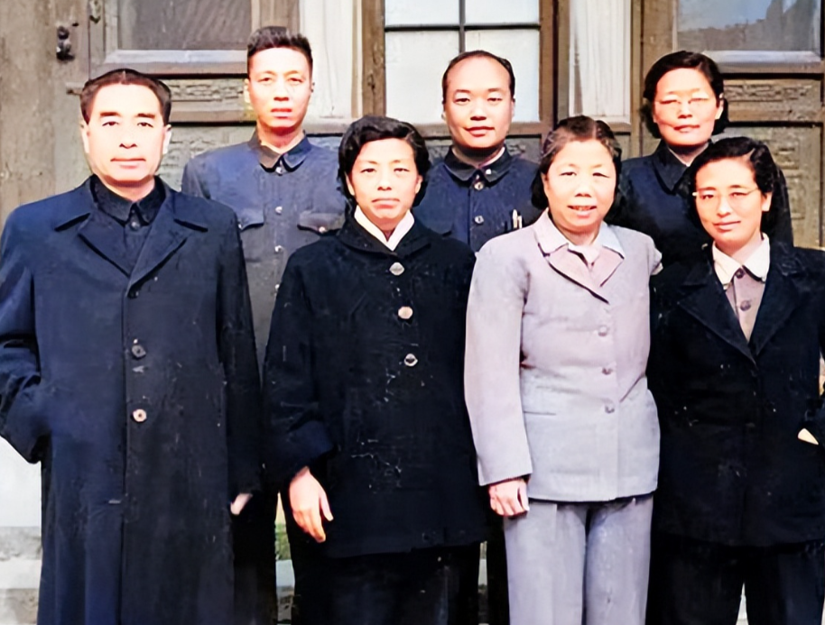 1965年，陈毅从阿尔及尔回来，急匆匆地向周恩来总理办公室走去，一进去就看到周总