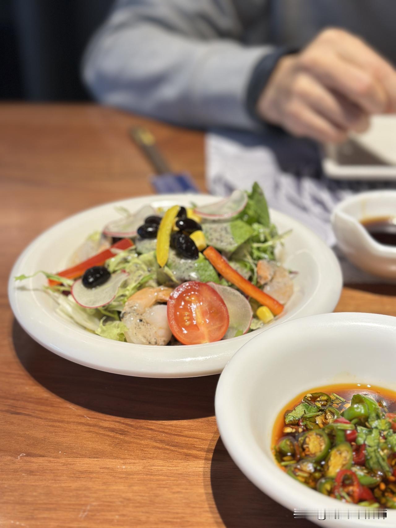 减肥只靠吃蔬菜行吗?当然不行！蔬菜大多是低热量食物，只吃蔬菜确实能瘦！但长期这