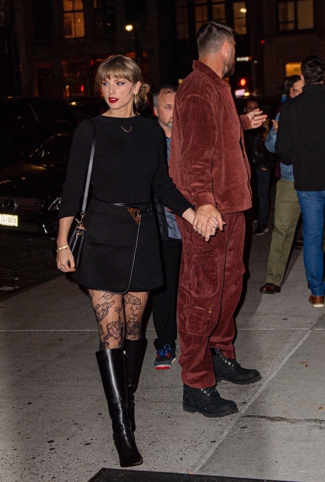 霉霉婚礼全员禁手机TaylorSwift霉霉黑蕾丝网大长腿黑色尖头细高跟靴