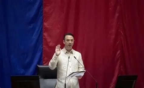 在菲律宾政坛，"掠夺罪"这三个字就是悬在很多人头顶的一把刀。谁沾上这顶帽子，轻则