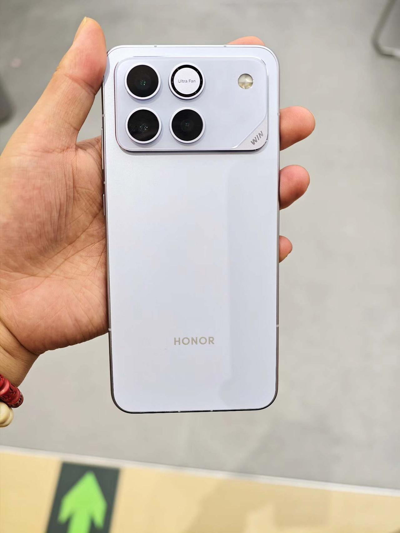 iPhone17就算降到3000块，外卖小哥的首选手机依旧是荣耀WINRT。