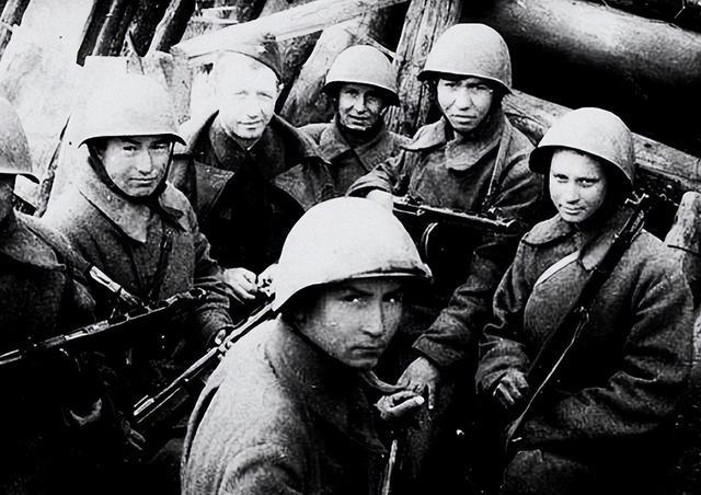 二战时期苏德战场上，一名苏联女战士跪倒在一名德军士兵的前面，拉着德军士兵的衣角，