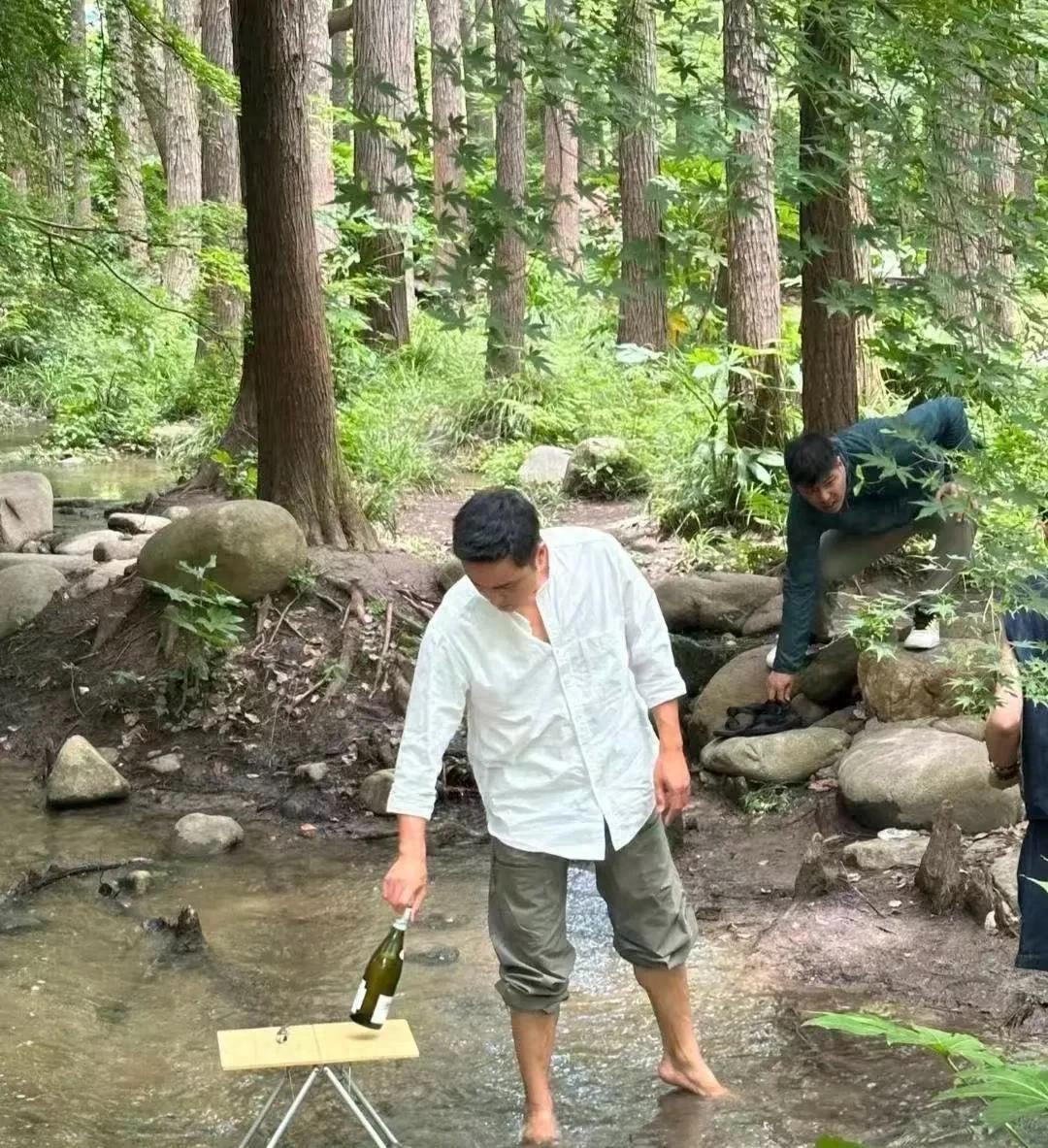 明道小溪喝酒看起来好惬意，有钱人的生活就是爽啊！